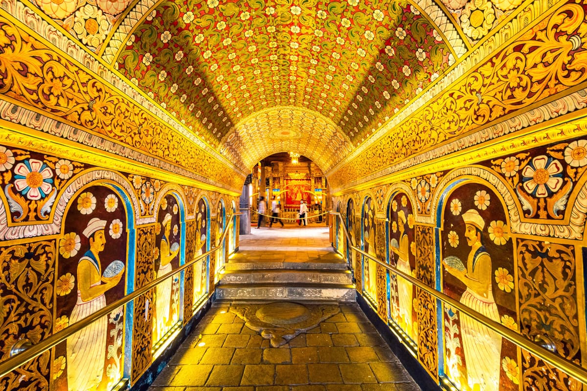 Temple of the Sacred Tooth Relic inside