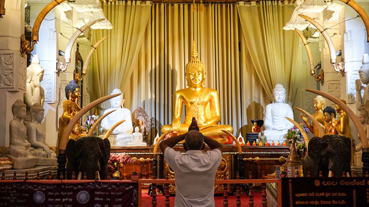 Temple of the Tooth Relic inside
