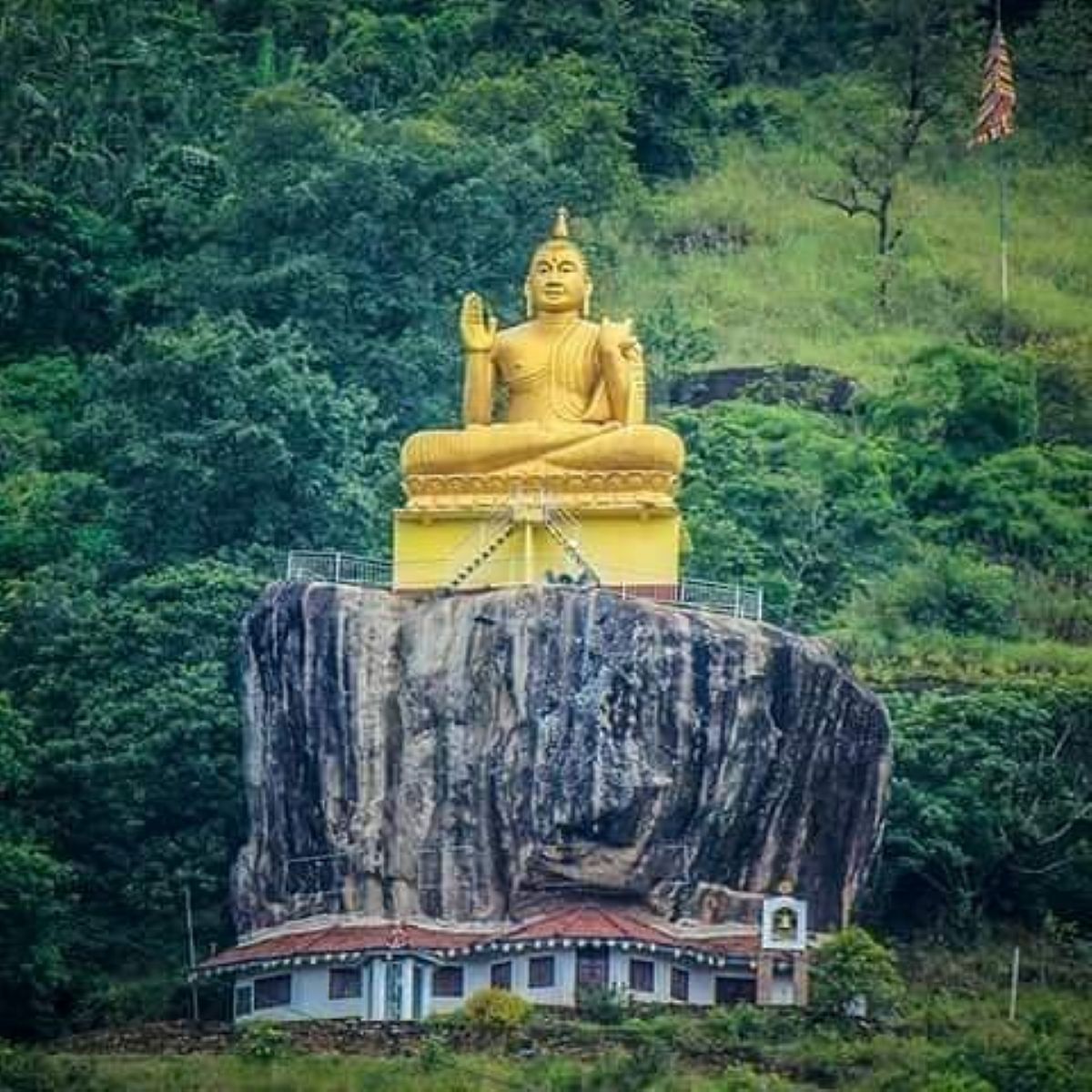 Aluvihare Rock Temple  statue