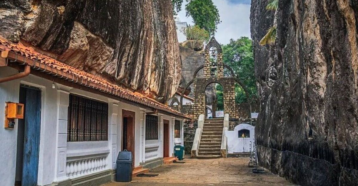 Aluvihare Rock Temple
