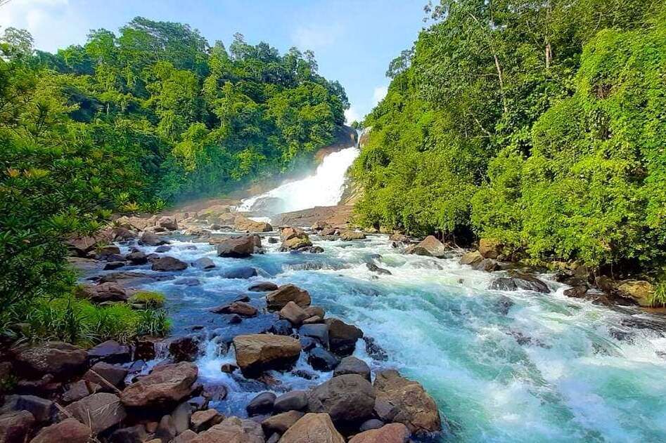 Bopath Ella Waterfall